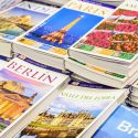 Guides touristiques sur un stand d'une librairie à Valence, Espagne, 2016