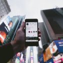 photo d'une page de réseau social sur un écran de smartphone