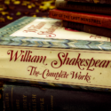 photo représentant une pile de vieux livres avec au premier plan un livre de l'oeuvre complète de Shakespeare.