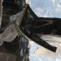 Photo d'une intervention sur le télescope spatial Hubble en orbite autour de la Terre.